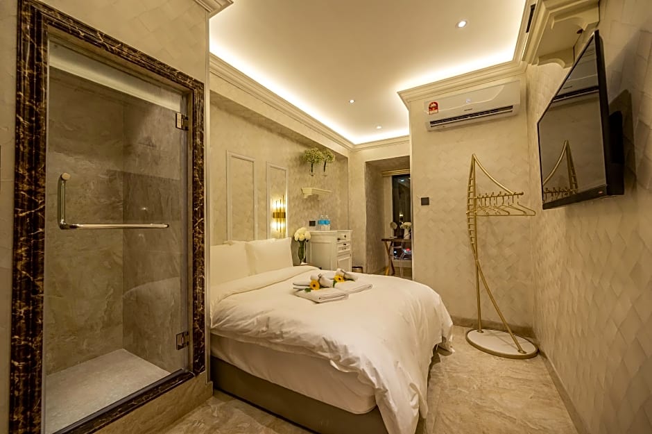 A Residence @ Between Hilton & Cititel Hotel