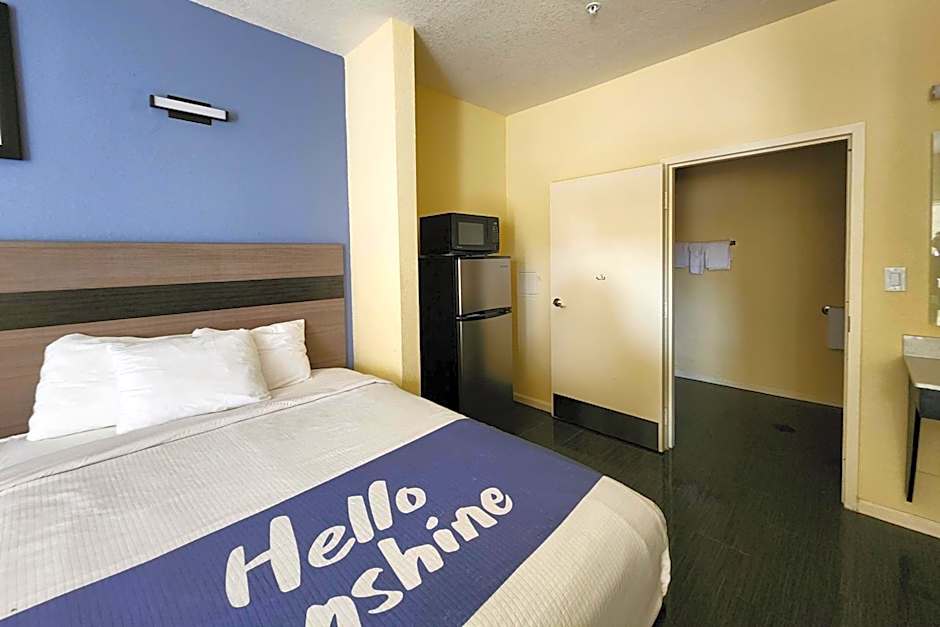 Photo 1 of 14 of 1 King Bed, Hearing/Mobility Accessible, Roll in Shower