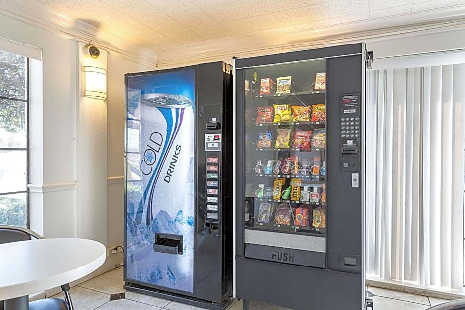 Motel 6 Dallas Market Center