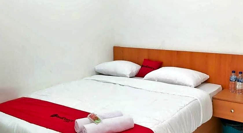 RedDoorz near GOR UNY