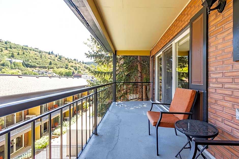 Treasure Mountain Inn