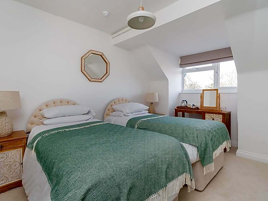 Pike and Eel Hotel and Marina