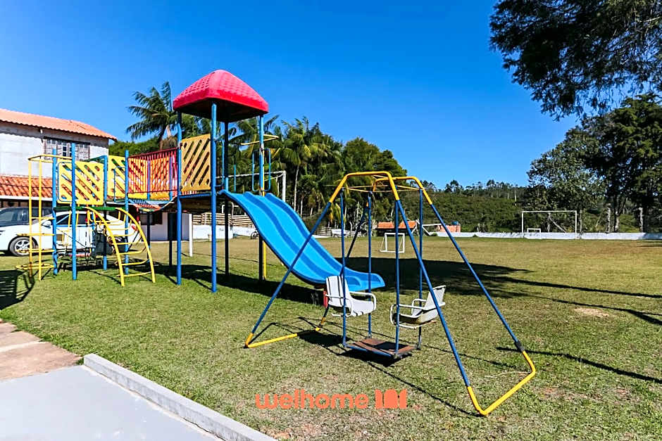 Casa em Cotia com piscina e área de lazer infantil