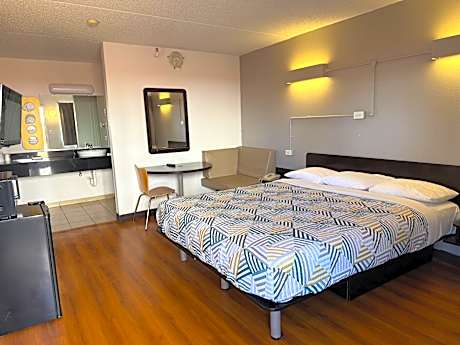 King Room with Roll-in Shower - Disability Access - Non-Smoking