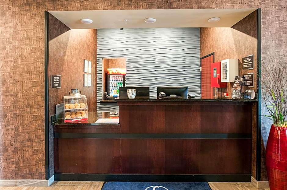 Cobblestone Hotel & Suites - Neenah