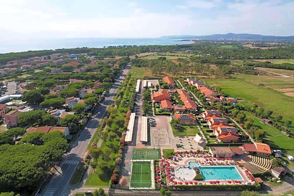 Residence with swimming pool in Mazzanta just 600 meters from the beach