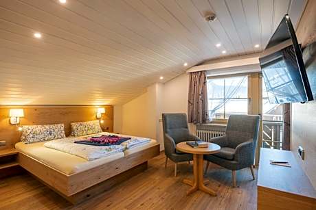 Apartment with Mountain View