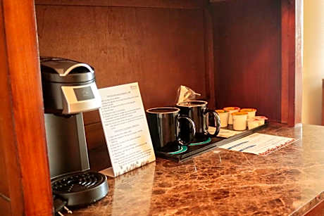 King Room with Roll-In Shower - Mobility Access