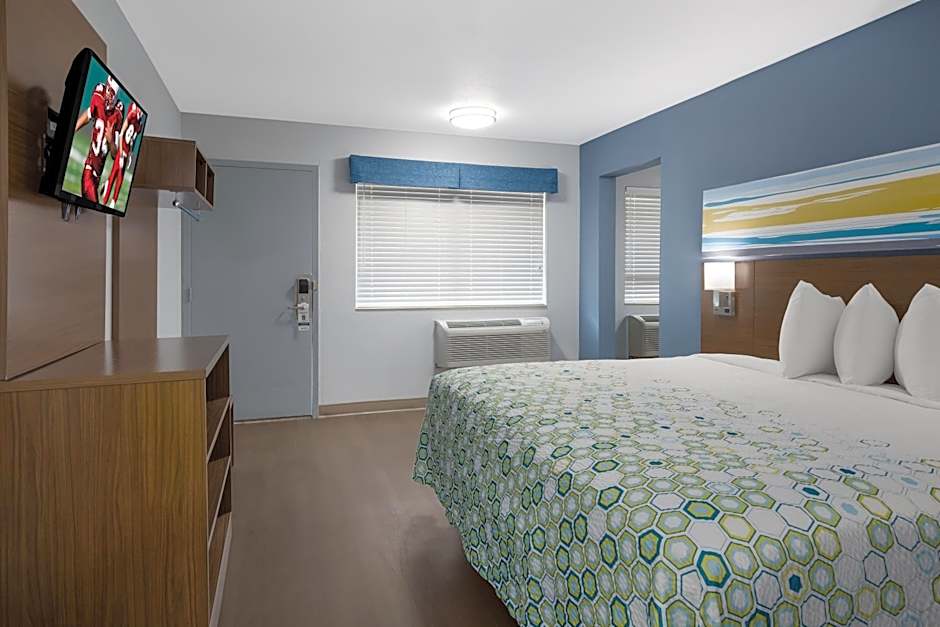 HomeTowne Studios by Red Roof Orange, TX