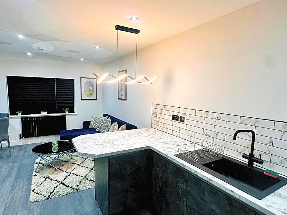 Spacious 2 Bedroom Modern Apartments - Central Location - Free Parking - Smart TV - Washer Dryer - Built for Contractors, Consultants and Work Teams