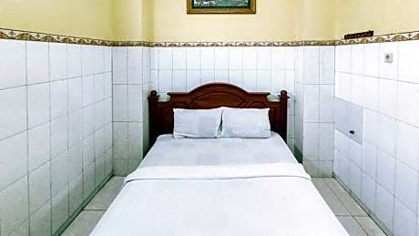 Hotel Shinta 1 near Stasiun Kertosono Mitra RedDoorz