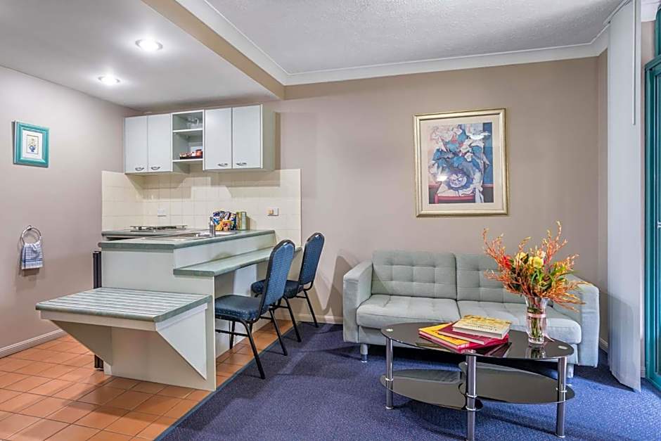 AAA Airport Albion Manor Apartments and Motel