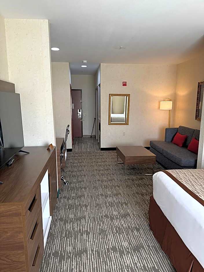 Evergreen Inn and Suites