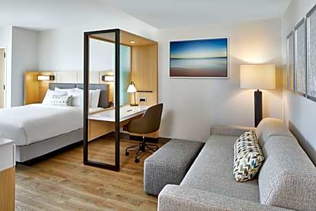 Studio King Suite with Inland View - Mobility Accessible with Tub