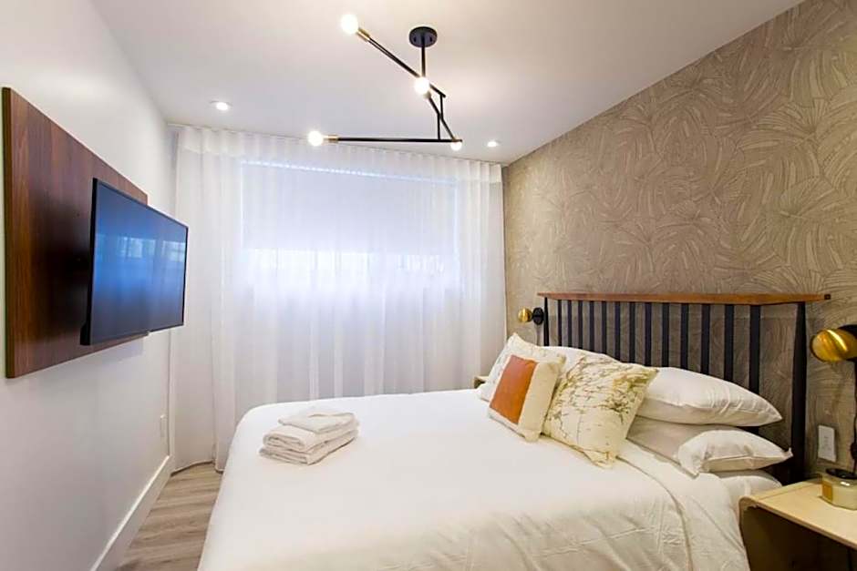 Palms Little Italy Studio with full bathroom by Denstays