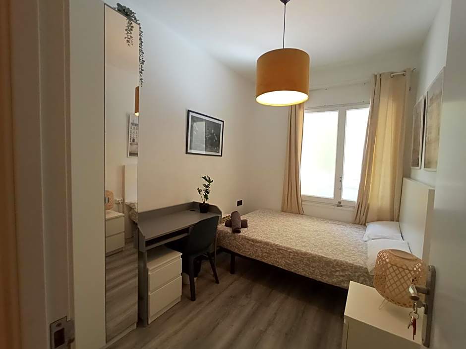 Private rooms on Tamarit street