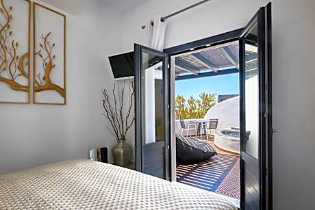 Elegant Suite with outdoor heated private Jacuzzi