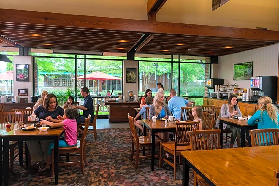 Williamsburg Woodlands Hotel & Suites, an official Colonial Williamsburg Hotel