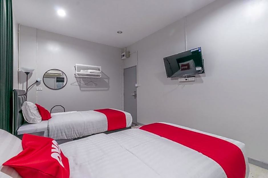 OYO 818 Suksomboon Residence