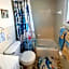 Searenity, Waterside studio in the heart of Treasure Island, walk to beach