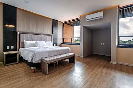 Deluxe King Suite