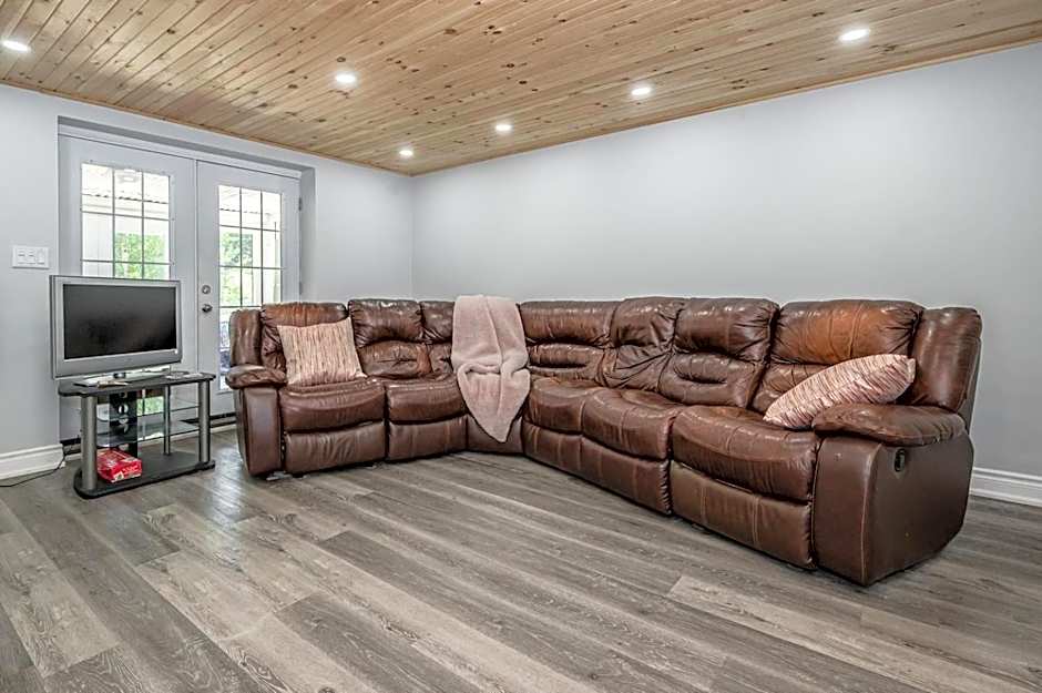 7-bed W Starlink , V-ball Near Beach!