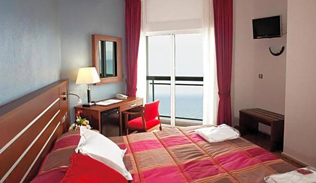 La Familia Gallo Rojo