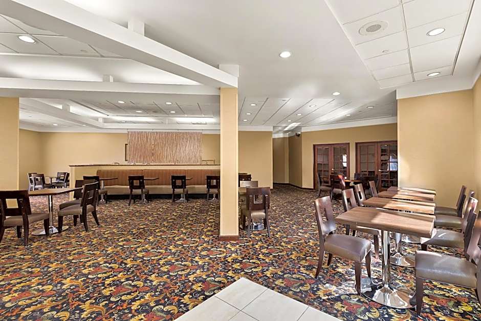 Hotel RL Cleveland Airport West