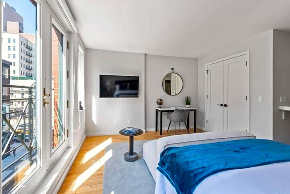 Luxe Studio with Charming Juliet Balcony