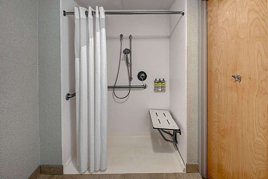 Holiday Inn Express & Suites West Long Branch - Eatontown By IHG