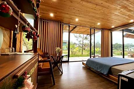 Ngôi nhà gỗ bên rừng thông già