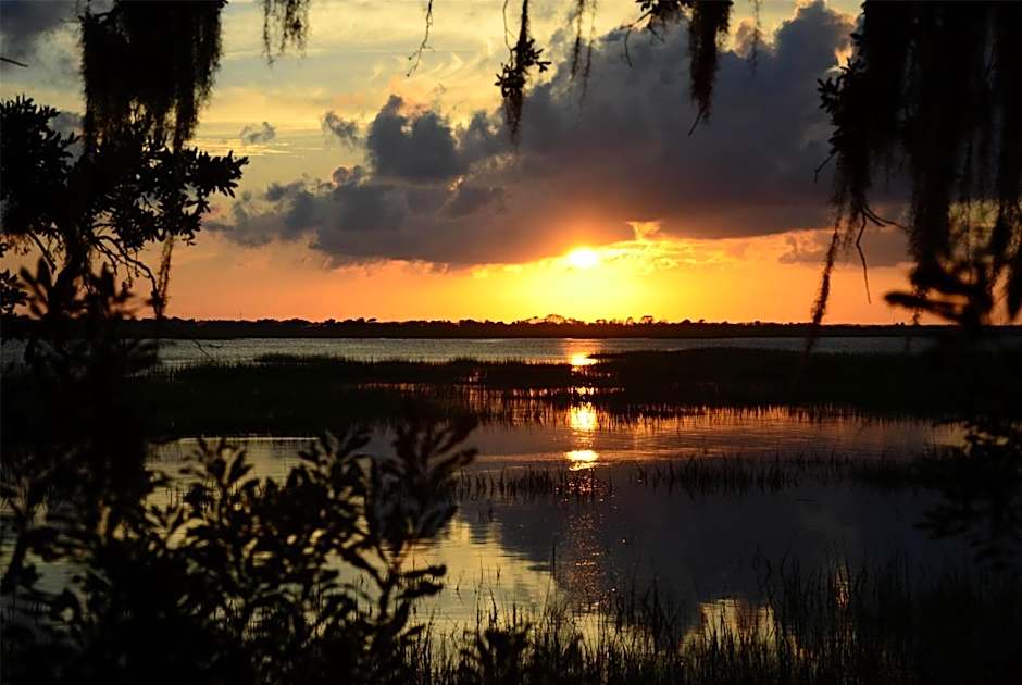 Days Inn & Suites by Wyndham Jekyll Island