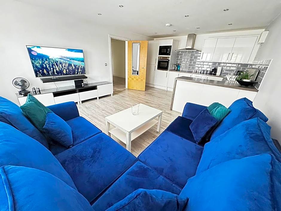 RNM - Business Professionals Stay, Walsall City Centre, 2 Bedroom with ensuite and bathroom, Entire Place, Kitchen & Washroom with amenities, Smart Tv, Easy Access, Fast WiFi, Parking Nearby, Great transport links