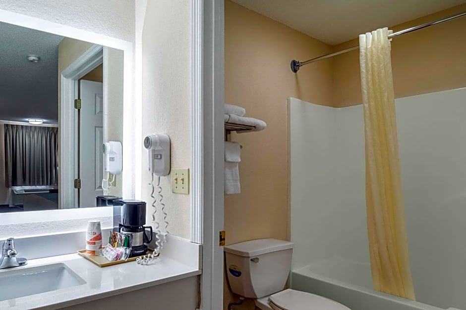 Econo Lodge Inn & Suites Cayce I-26 Airport