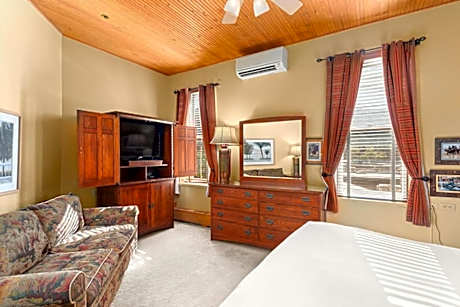 Independence Square 308, Top Floor Hotel Room with Ideal Downtown Location