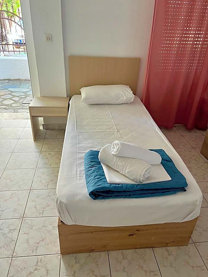 PELEKAN rooms and apartments athina 11