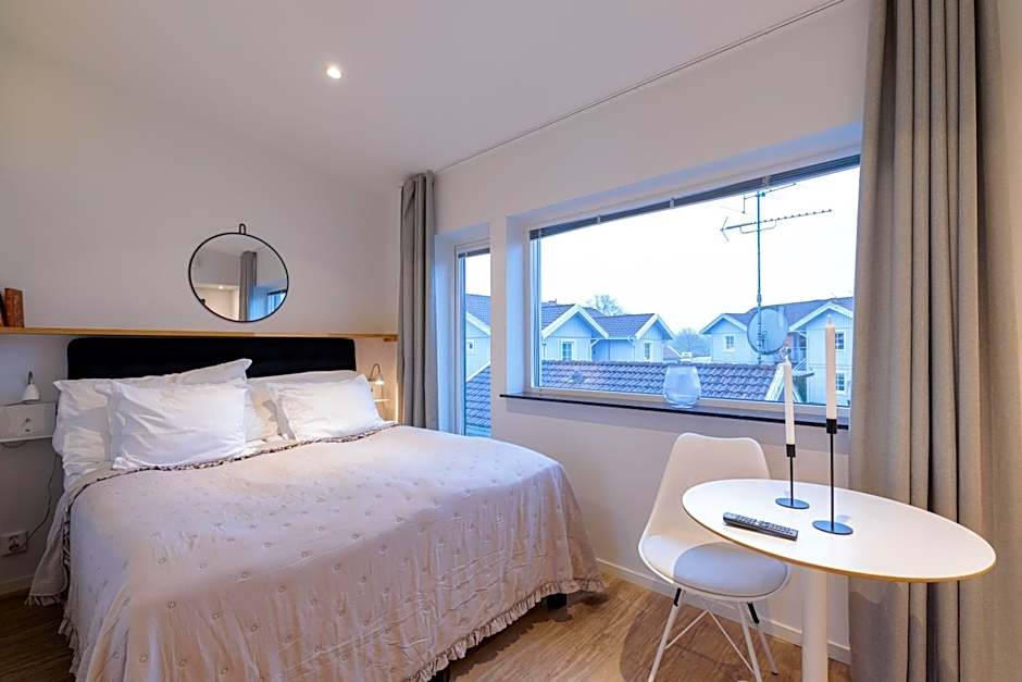 Easy Livin' Apartment Hotel