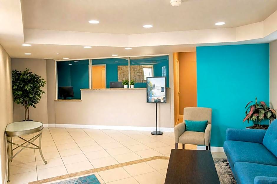 Rancho San Diego Inn & Suites