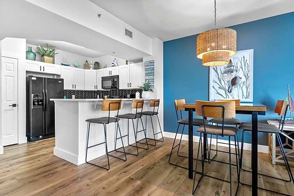Sunrise Surprise 9th floor 2BR 2 BA King Suite Beach shuttle, heated pool!