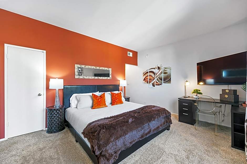 Beverly Hills 2 bed 2 bath Penthouse with Den and Parking 414