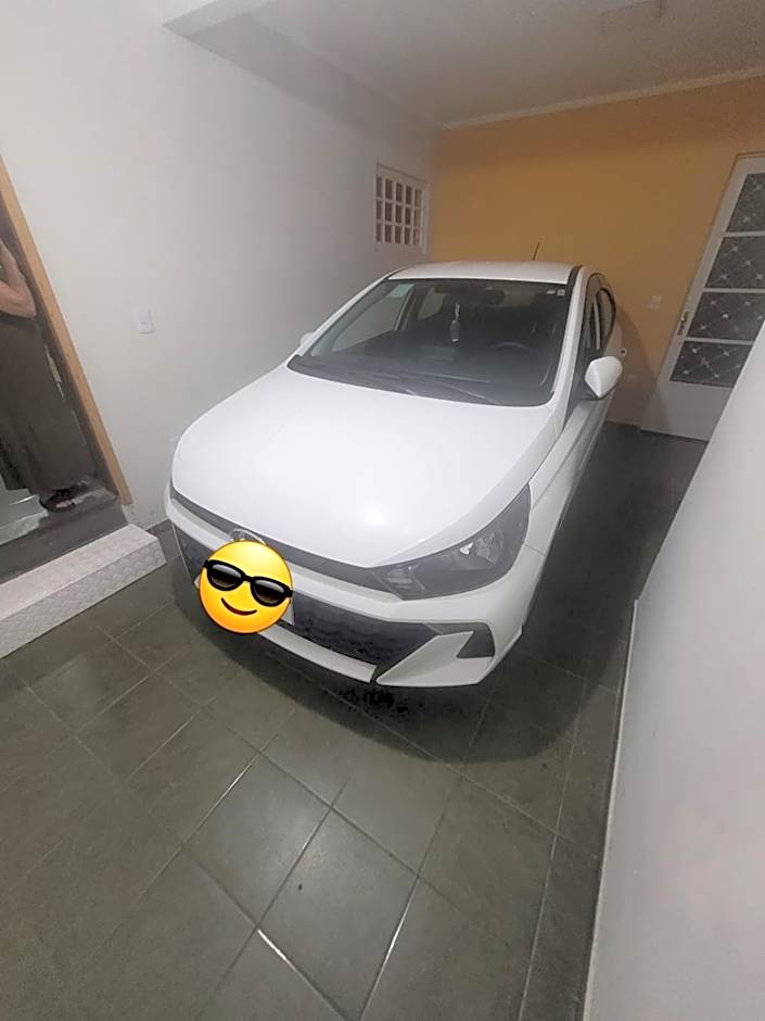 Casa com dois quartos,dois banheiros,sendo uma suíte,sala de estar cozinha e garagem