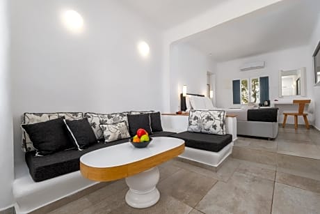 Deluxe Suite with Plunge Pool & Caldera View