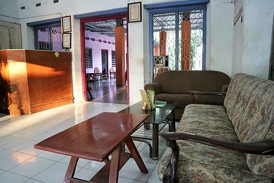 OYO Life 1972 Aman Family Inn Syariah