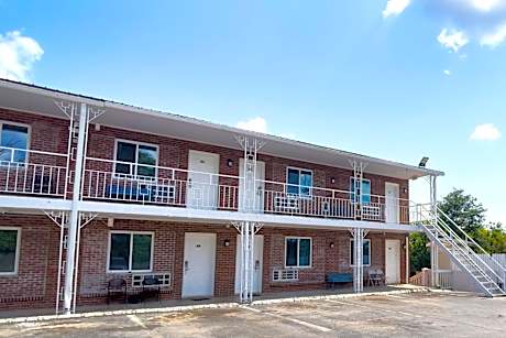 Imperial Inn by OYO Tazwell