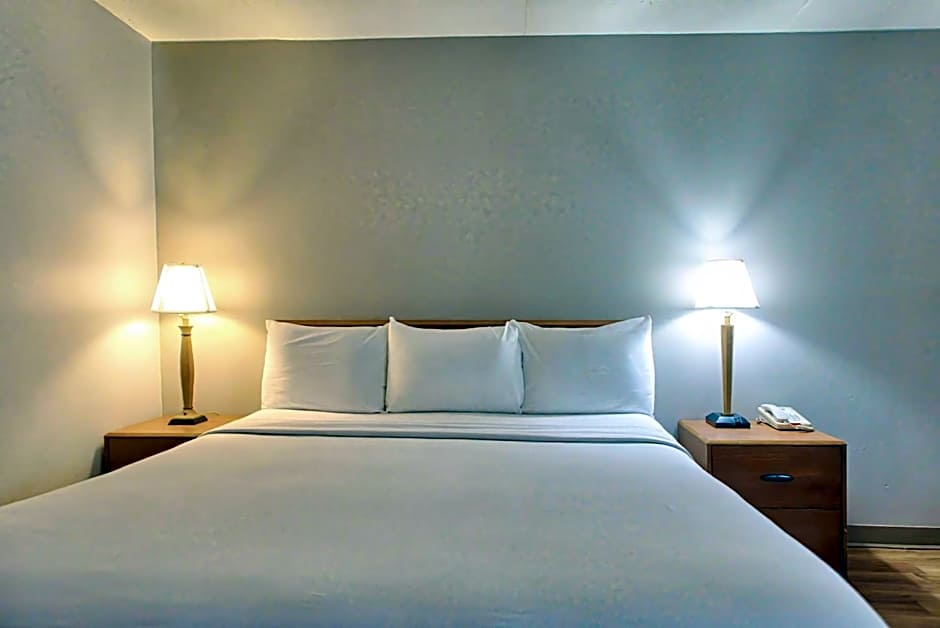 Photo 1 of 4 of Deluxe 1 King Bed