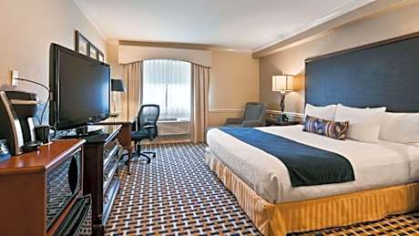 1 King Bed, Mobility Accessible, Roll In Shower, Non-Smoking, Full Breakfast