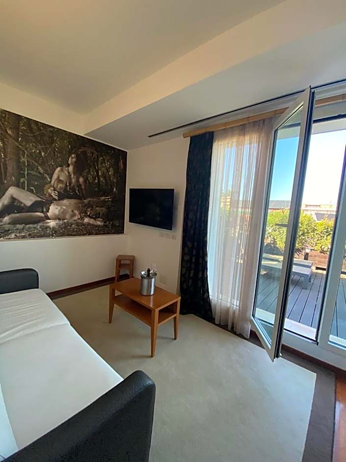 Card International Hotel