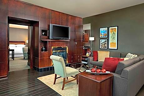 Club Level, 1 Bedroom Presidential Suite, 1 King, Sofa Bed, Prince's Island View, Top Floor