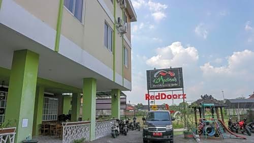 RedDoorz Plus Syariah near Manahan Solo