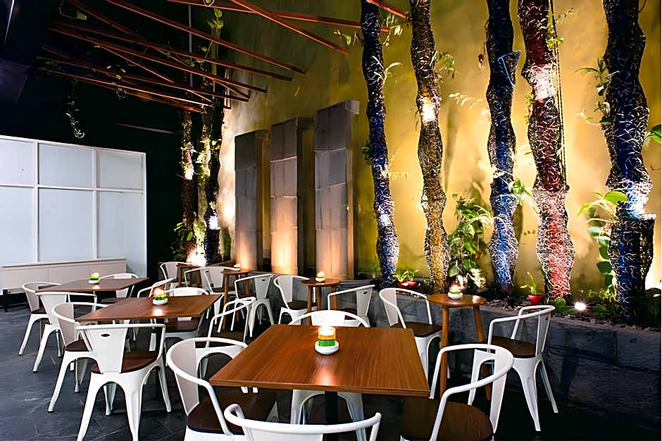 MaxOneHotels.com@Dharmahusada - Surabaya